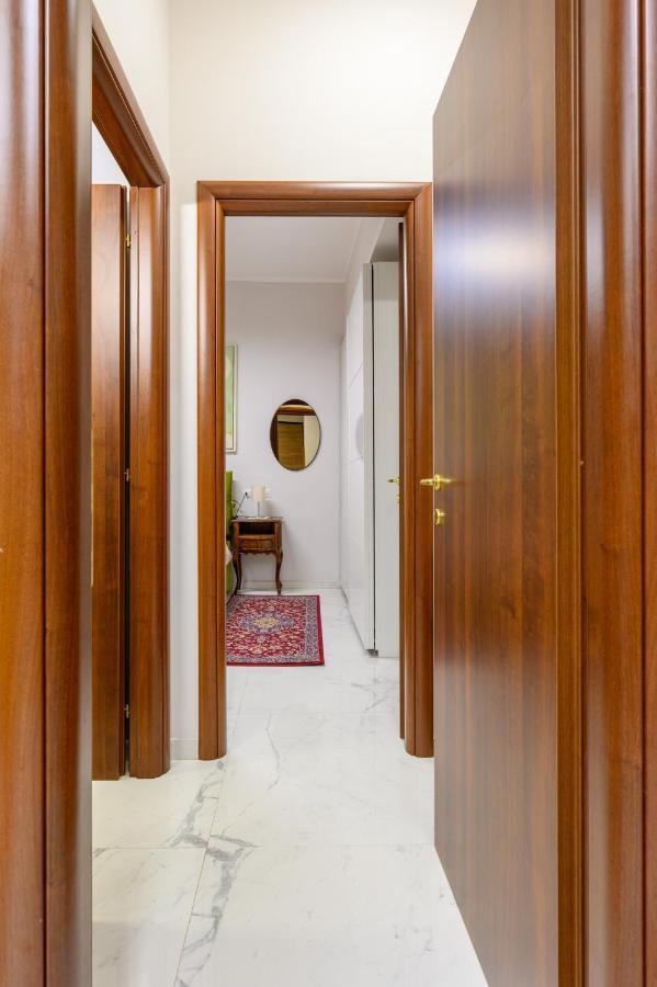 Luxury Apartment Re Di Roma Bagian luar foto